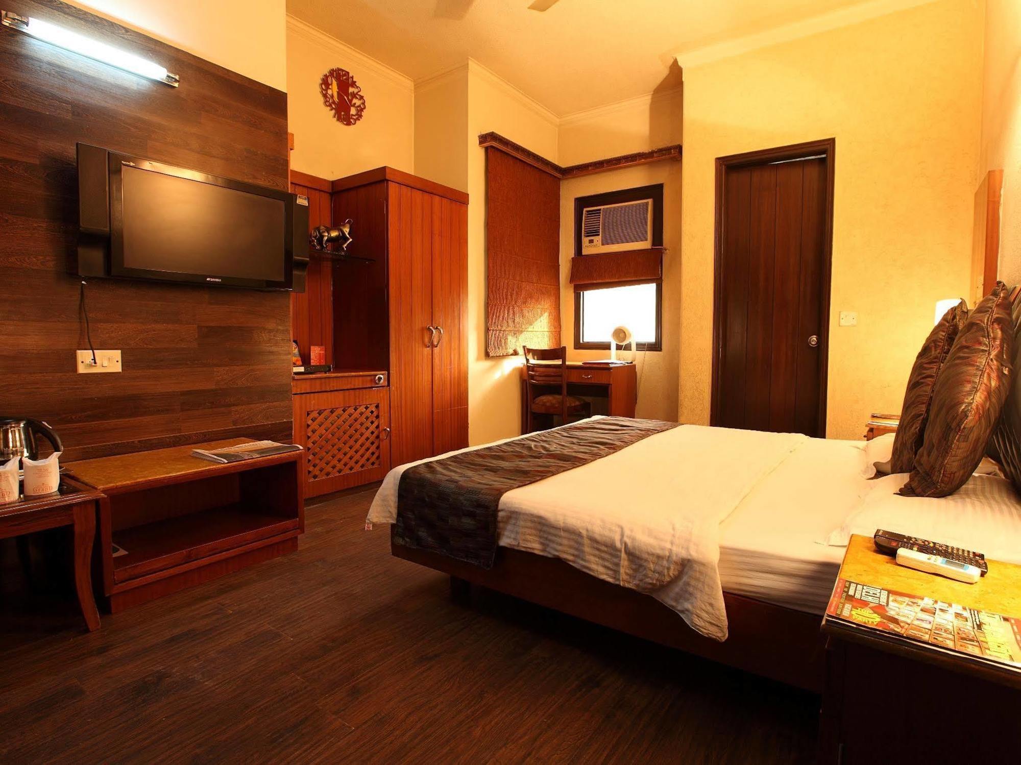 Hotel Royal Castle Grand New Delhi Exterior photo